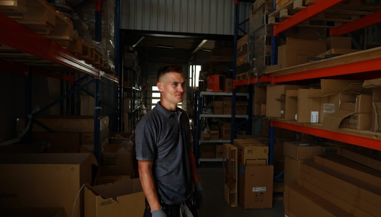 Lager varmepumpe_mørk grå tskjorte